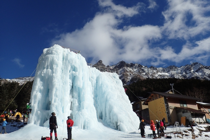 赤岳礦泉人工冰攀場，後方稜線為八之岳主稜